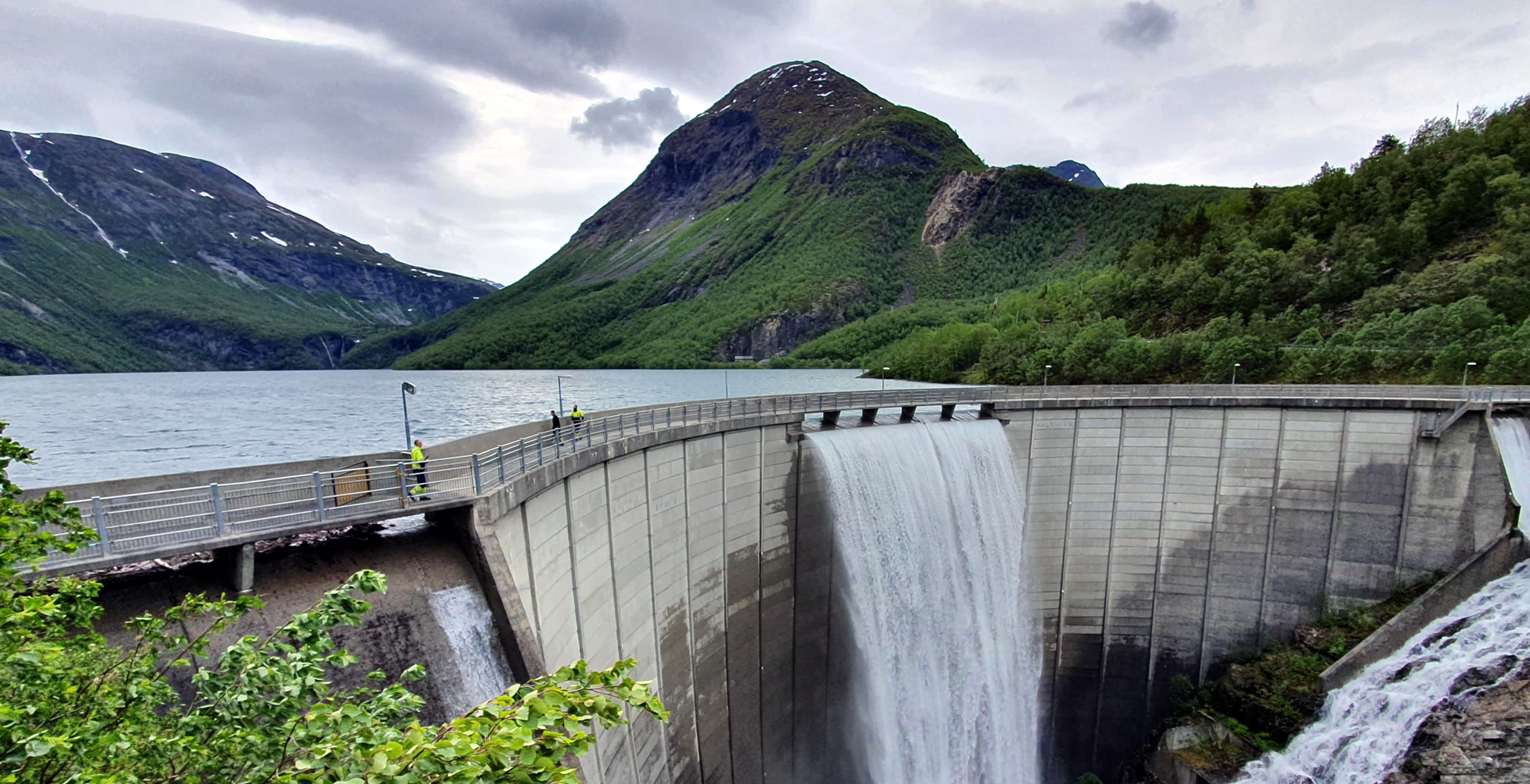 Zakariasdam er et mektig syn. Her fra juni i fjor da det var overløp og fossen strømmet over kanten.