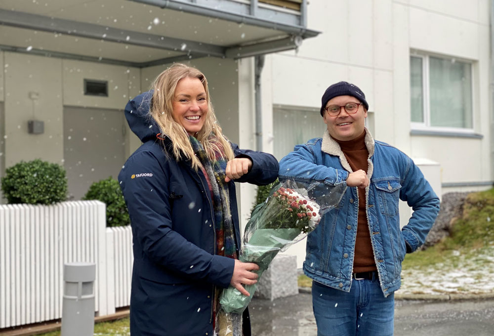 Kundeansvarlig Kristine Warholm ønsker Tommy Sperre og Byparken Allé Boligsameie velkommen som fiberkunde.