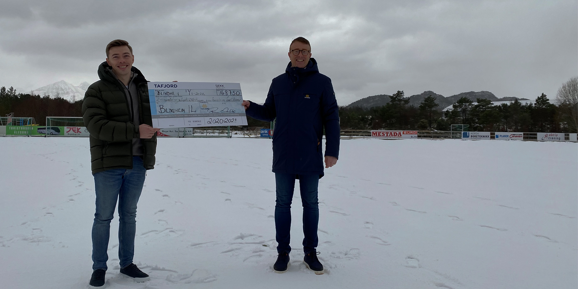 Petter Oseberg, daglig leder i Blindheim IL, er svært fornøyd med å motta bidrag fra Tafjord-andelen fra Rune Dalsbø i TAFJORD. Her fra en tidligere overrekking.